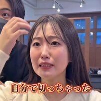 髪の生え際が薄く見えると悩む女性　前髪と顔周りの髪を繋げるカットでお悩み解消しニッコリ笑顔に