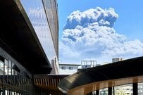 鹿児島県民にとっては日常らしい…　「桜島噴火」に全く動じない人々の様子に「す、すごい…」