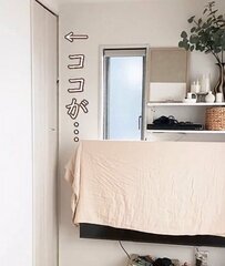 建売住宅の〈テレビ横クローゼット〉を2児ママが…折れ戸をカーテンに替えるだけで〈出し入れしやすいおもちゃ収納〉に大変身！「真似したいです！」と話題