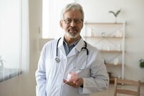 コロナは医師の年収にも影響？「年収が減る」と思う医師は4割