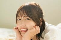 人気声優・内田真礼 肩出しフリル白ワンピがまるでお嬢様！赤リップで大人の表情も