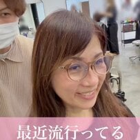 「若く見えるようにしてください」とオーダーした女性のビフォーアフター。流行のレイヤーカットに喜びいっぱい