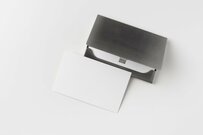 ネットで購入した「名刺入れ」に違和感　届いた商品に刻まれていた文字に「漫画みたいな話」「めっちゃウケると思います」
