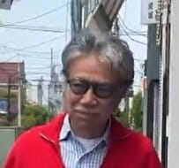【73歳イケオジ】ジップアップの赤ニットが映える「きれいめコーデ」が華やか！大人の余裕を感じる着こなしが素敵