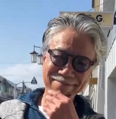 【73歳イケオジ】が着こなすネイビーシャツ×ホワイトパンツがかっこいい！大人の爽やかコーデに注目