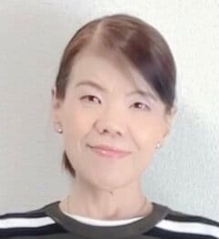 「イケてます！」60代マダムが着こなすブラックのボーダー柄セーター。明るいベージュのワイドパンツと組み合わせ、コントラストを作るスタイリング