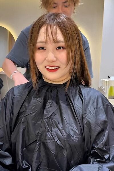 結婚式を終えて髪をばっさりカットしに来た女性