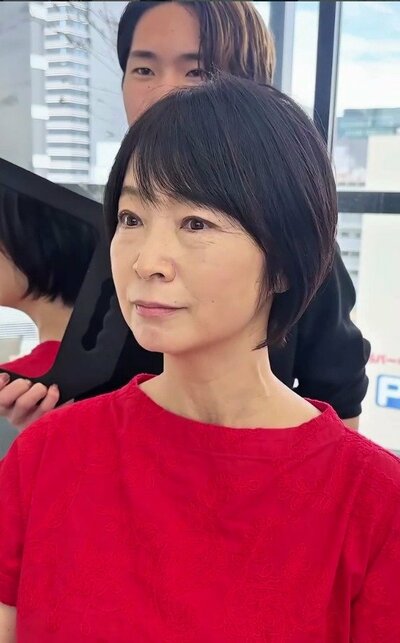 前髪をつくり、華やかにまとまったボブ