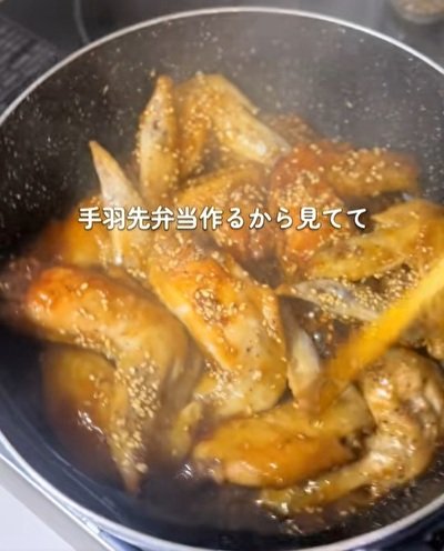 【同棲カップルの彼女が作る弁当】甘辛い手羽先をどんと詰めた「めちゃうま弁当」が最高すぎた…