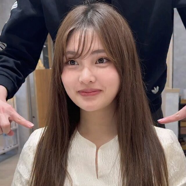 ロングヘア女性が〈バッサリカット〉→プロの手で…上品な〈ミディアムレイヤー〉スタイルに印象チェンジ！
