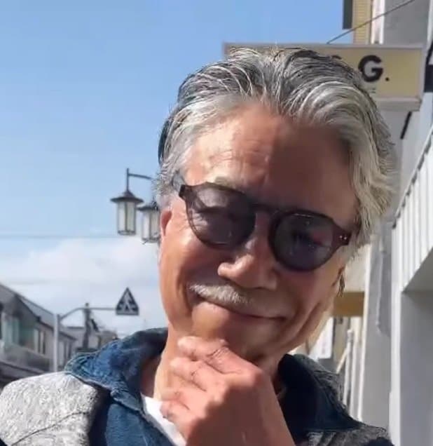 【73歳イケオジ】が着こなすネイビーシャツ×ホワイトパンツがかっこいい！大人の爽やかコーデに注目