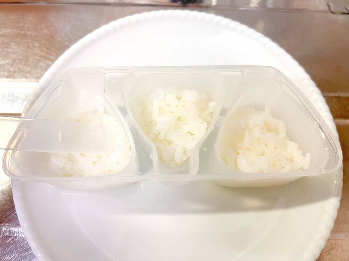 温かいご飯を容器の内側の線の高さまで入れていきます