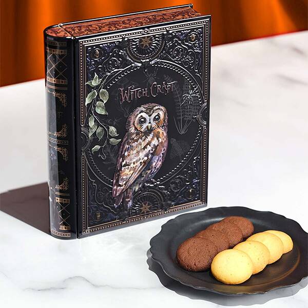 重厚感のある魔法の辞書をモチーフにしたデザイン缶