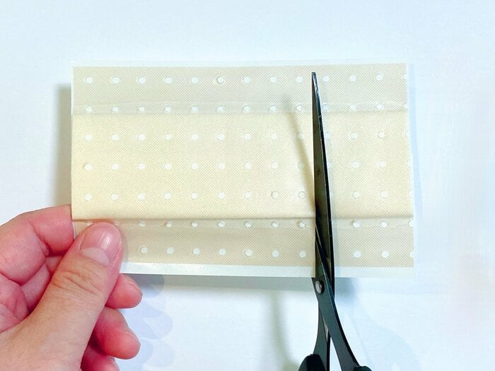 ハサミをきれいに拭いてから、キズのサイズに合うようにカット