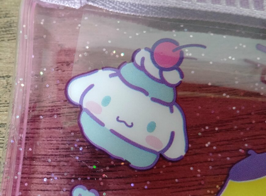 筆者撮影（セリア、32634ラメポーチM/X ファンシー）