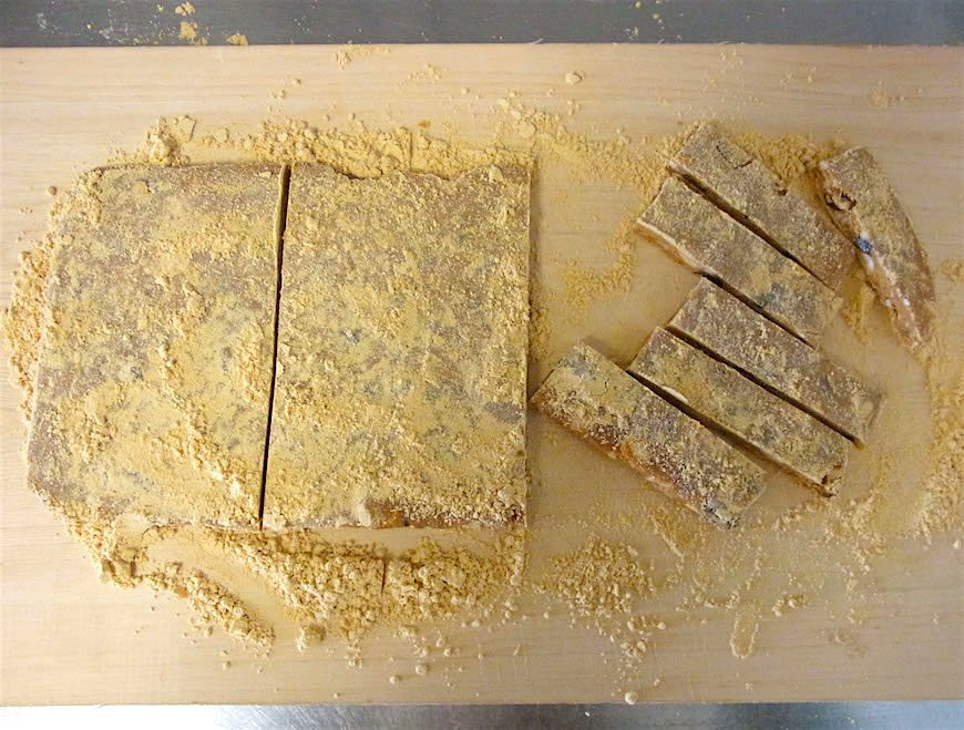 冷蔵庫で30分寝かせたものをきな粉の打ち粉に乗せて切り分け、きな粉をまぶす