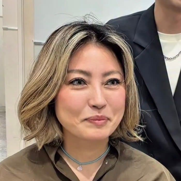 「外国人になりたい」女性が白髪ぼかしバレイヤージュで明るくイメージチェンジ