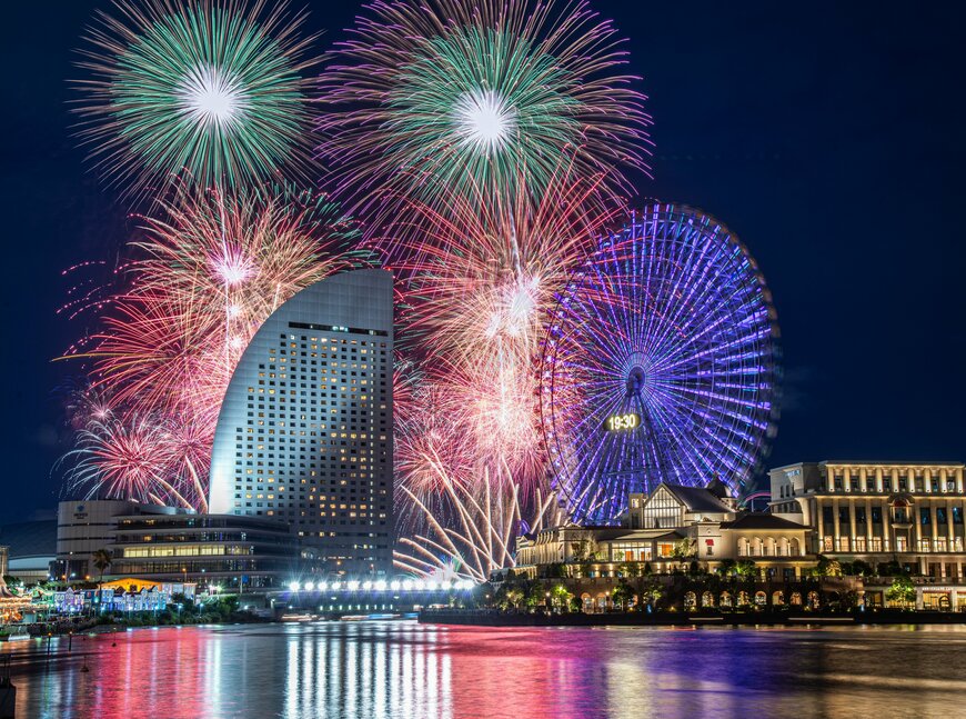 横浜みなとみらいで撮影された花火写真が話題！「花火と建物が一体化」「観覧車も花火のよう」との声も