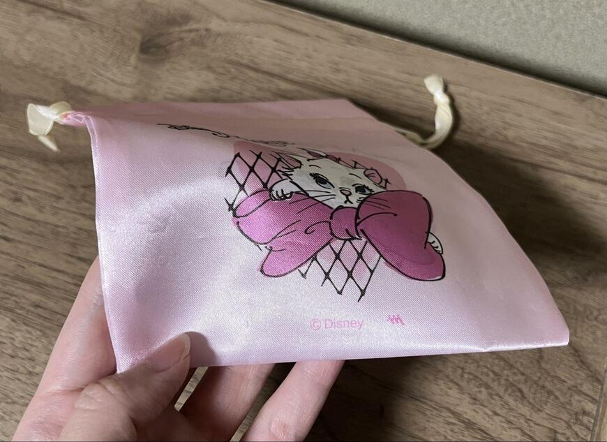 筆者撮影（セリア、〈おしゃれキャット〉サテンリボン巾着）