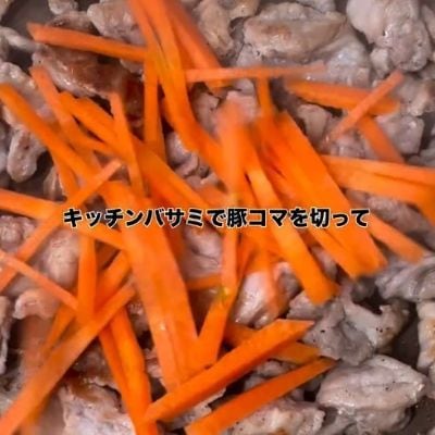 【息子弁当】冷蔵庫整理も兼ねて野菜たっぷりの「春巻き」を2本ドンとのせたお弁当が豪快！　大葉が透けるように春巻きを包むオシャレな工夫にも注目