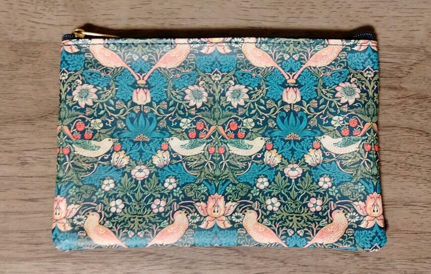 筆者撮影（セリア、フラットポーチ ウィリアム・モリスデザイン）