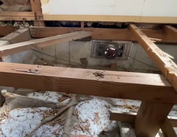 【築30年戸建DIY】地味だけど超重要！シロアリ被害でボロボロ床下が新築のような姿に大変身！「これは根気のいる作業」と話題