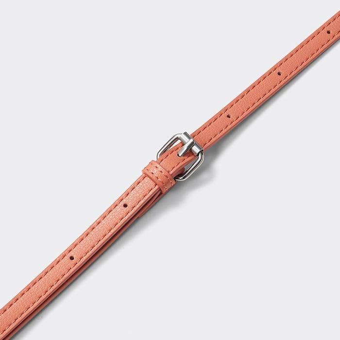 ショルダーベルトは長さを調節できます／出所：GU公式 2セットショルダーポーチ