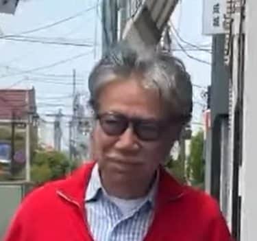 【73歳イケオジ】ジップアップの赤ニットが映える「きれいめコーデ」が華やか！大人の余裕を感じる着こなしが素敵