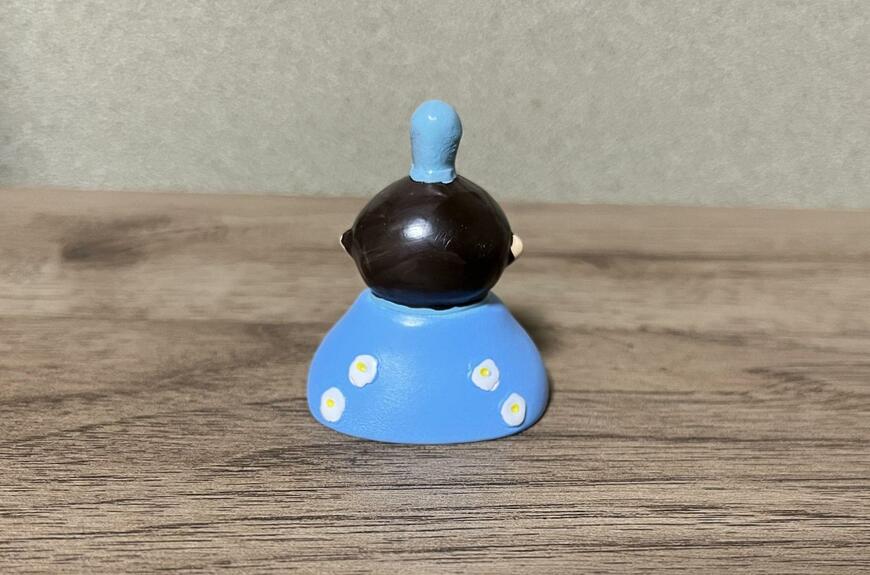 セリア、ひな祭りマスコット 男雛の商品画像、後ろ姿