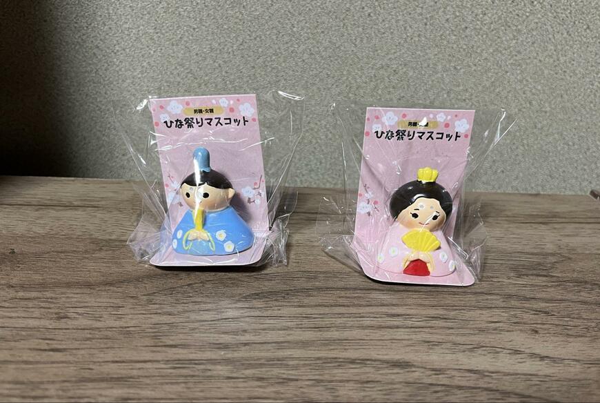 セリア、ひな祭りマスコット 男雛・女雛が並んだ商品画像