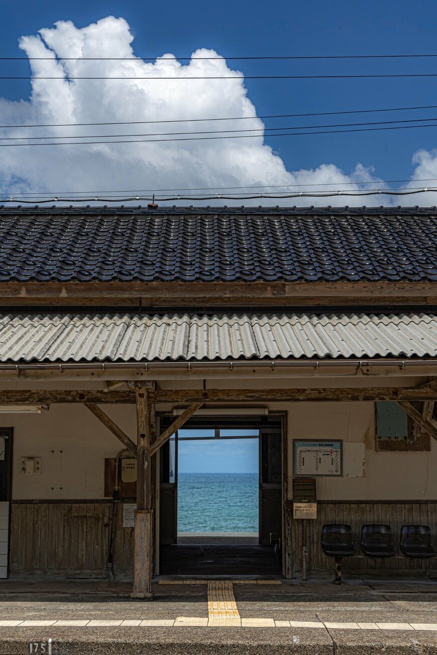 駅舎の奥に見える海と大空の夏雲