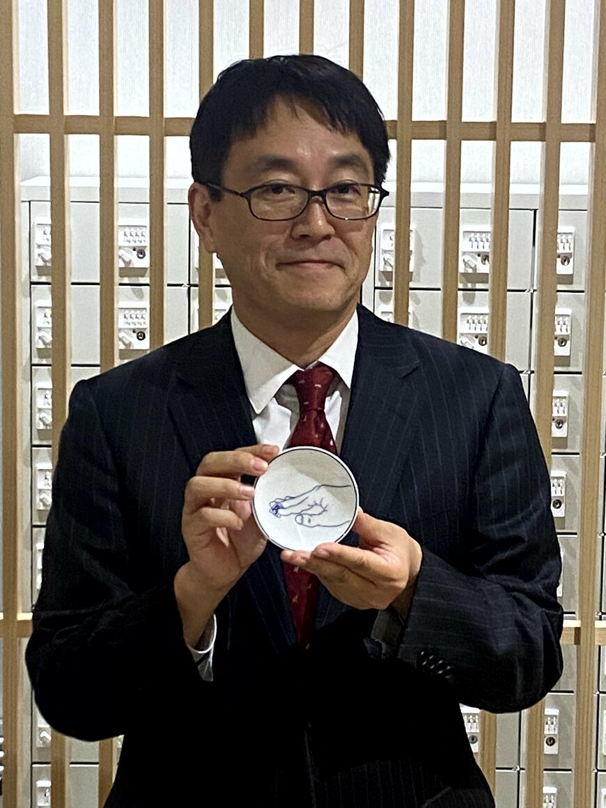 羽生九段も豆皿をもってパシャリ。穏やかな笑みを浮かべています