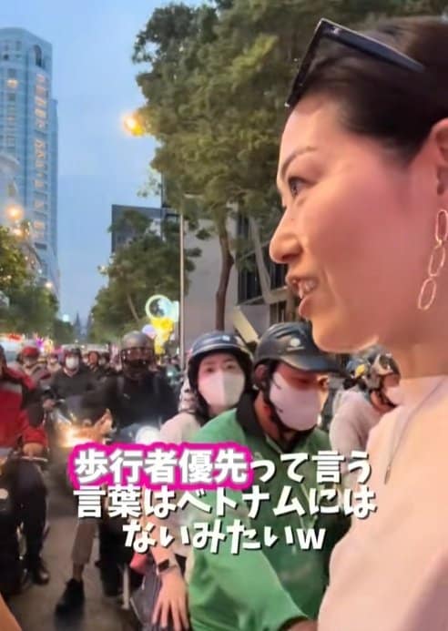 ベトナムの道路は歩行者優先ではない様子