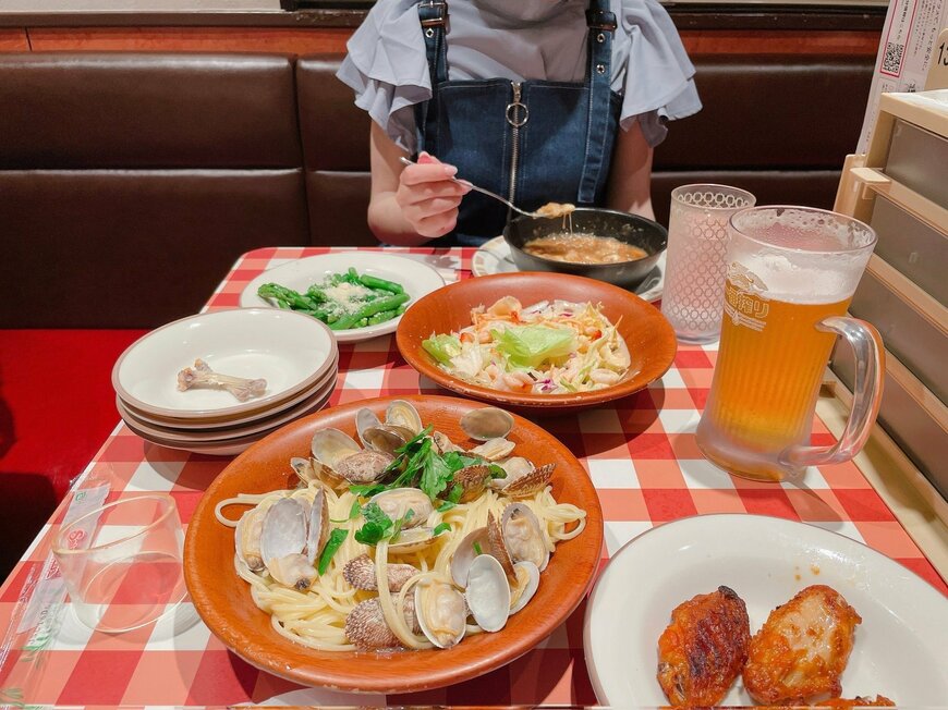 サイゼリヤで彼女と仲良く外食する様子