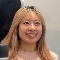 「リタッチをやめます」女性が暗めベージュカラーで大人可愛くイメージチェンジ