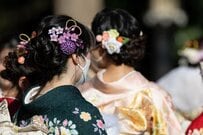 成人式に「自分で作った振袖」を着て行った女性　驚きの完成度に「個性が出てる」「素晴らしいですね」