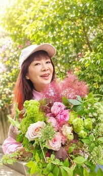 【69歳マダム】ピンクシャツ×ベストがおしゃれ！パリジェンヌのような華やかな着こなしに「色合いが素敵」の声