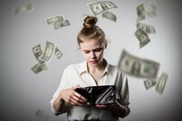 「ブランド物を持たない」「実家暮らし」なのになぜ？「貯金ナシ」独身アラサーの実態