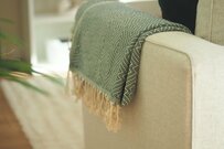 しまむらで購入した「ツタンカーメン柄」のブランケットに包まる飼い主　「困惑する飼い猫」の様子に思わず二度見