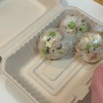 【愛妻弁当】具沢山の鮭やベビーチーズが混ざった「おにぎり弁当」　テンションが上がる一品がたまらない…