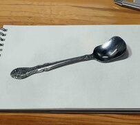 スケッチブックの上に置かれた1本のスプーン　写真かと思いきや…「思わず五度見した」「信じられない」