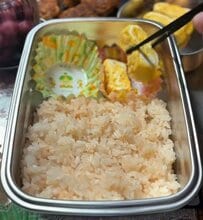 元料理人の父が男子高校生に作る3年間の弁当作りがスタート。初日の鮭ご飯とハンバーグを盛り付けたお弁当に「待ちきれないやつだ」と反響