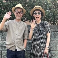 【60代の夫婦】モノトーンでまとめた夏の夫婦コーデが素敵！麦わら帽子でペア感を演出