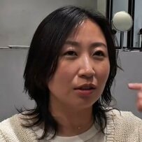 パーマをかけたい〈ミディアム女性〉→前髪ありの〈ショートウルフパーマ〉にスタイルにチェンジ！理想の仕上がりに笑顔溢れる