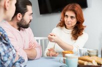 もう「年末帰省」の話？「早朝勝手に家に入ってくる隣人」「孫の学習能力チェック」義実家の馴染めない習慣