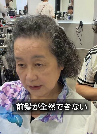 前髪が全然ないと話すグレーヘアの女性