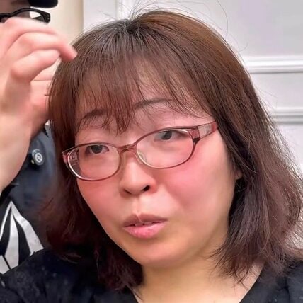 「白髪が頭頂部だけ生えてくる」女性がショートでふんわりヘアにスタイルチェンジ