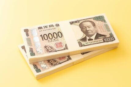 【実質賃金は減少】年収1200万超の単身者は貯蓄6000万円突破！《貯蓄の二極化》年収・世帯別にみる「投資」へのシフト