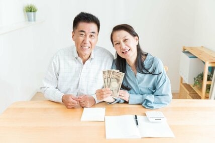 【40歳代・50歳代の貯蓄額】単身と二人以上世帯の「平均・中央値」はいくら？みんなの貯蓄事情をやさしく解説