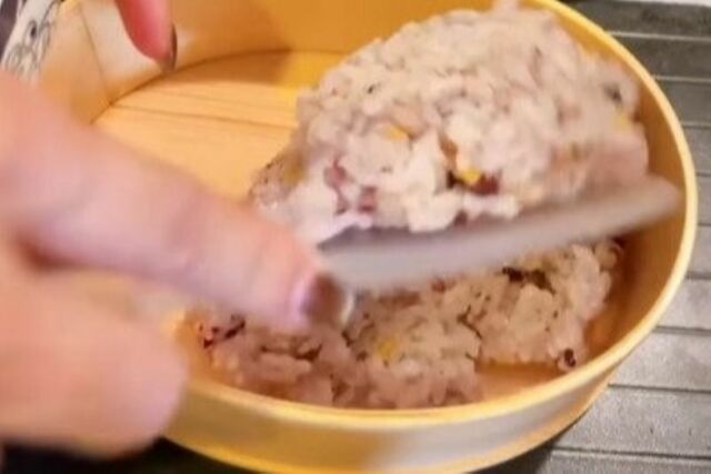 「朝7時に家を出る夫」に作る豚肉と玉ねぎのケチャップ炒め弁当　レンチンで作るハムエッグや綺麗な彩りの副菜がたまらない…